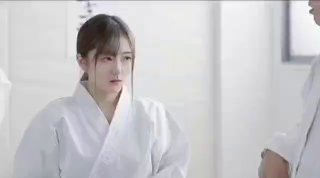 水宜方SPA会所大叔强上美女顾客玩双飞，黑丝情趣颜值很高，被按的受不了大鸡巴硬草还打着电话